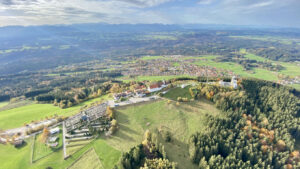Heißluftballon schwebt über das alpine Voralpenland Münchens