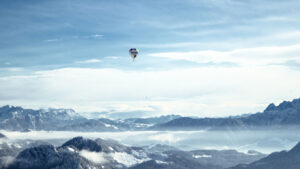 Heißluftballon über verschneiten Alpen bei München