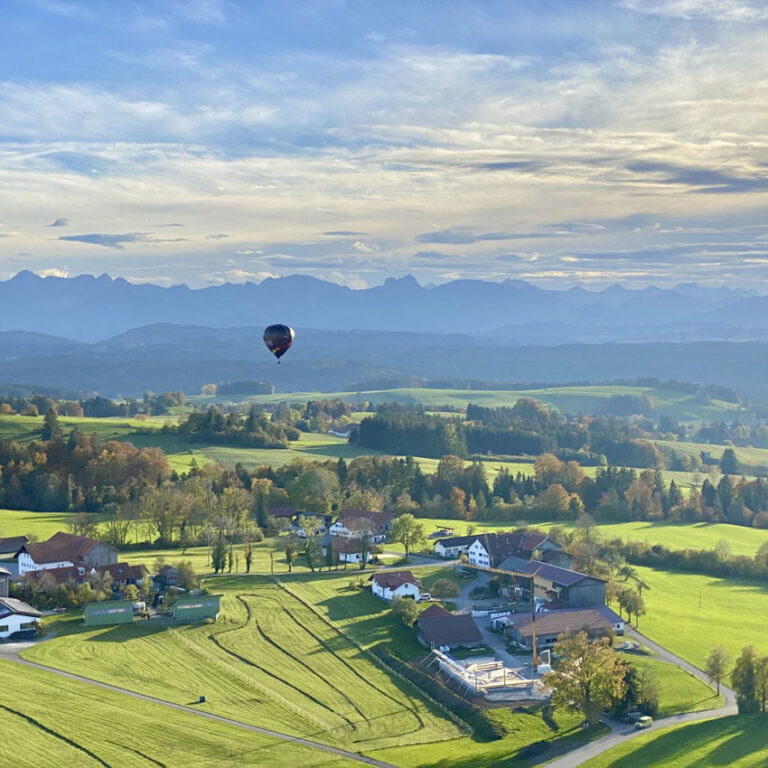Frühling Ballonfahrt mit Alpenblick über Bad Tölz