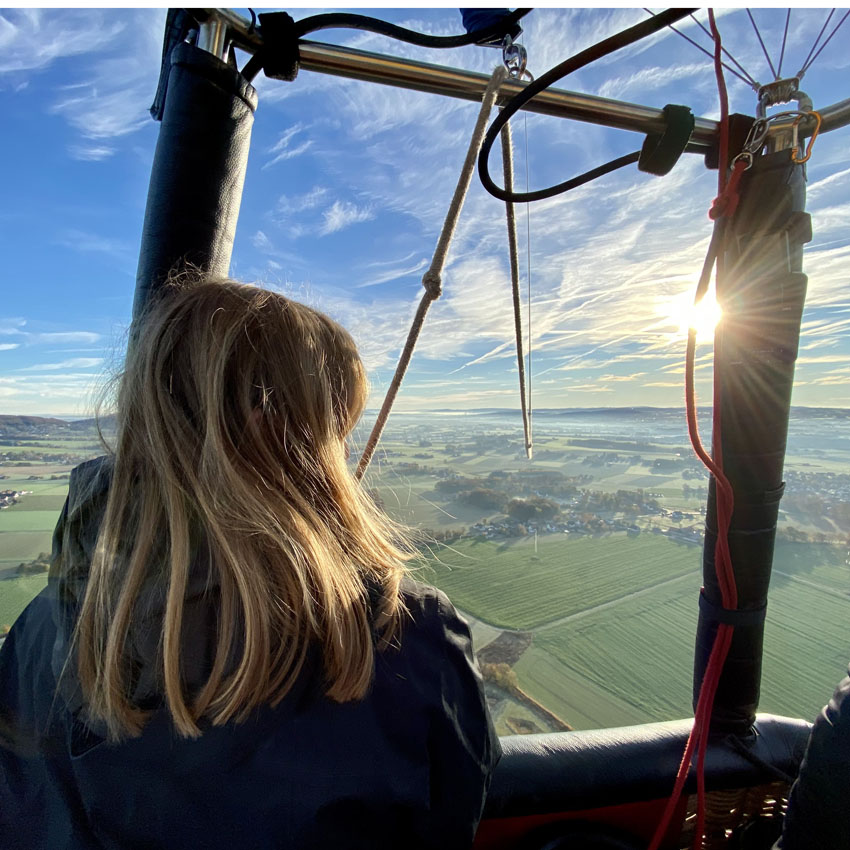 Ballonfahrt über die Alpen mit herbstlichen Farben