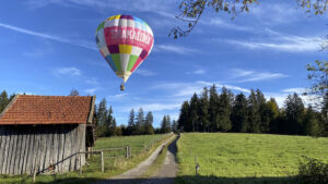 Ballonfahrt mit Alpenpanorama im Sonnenaufgang